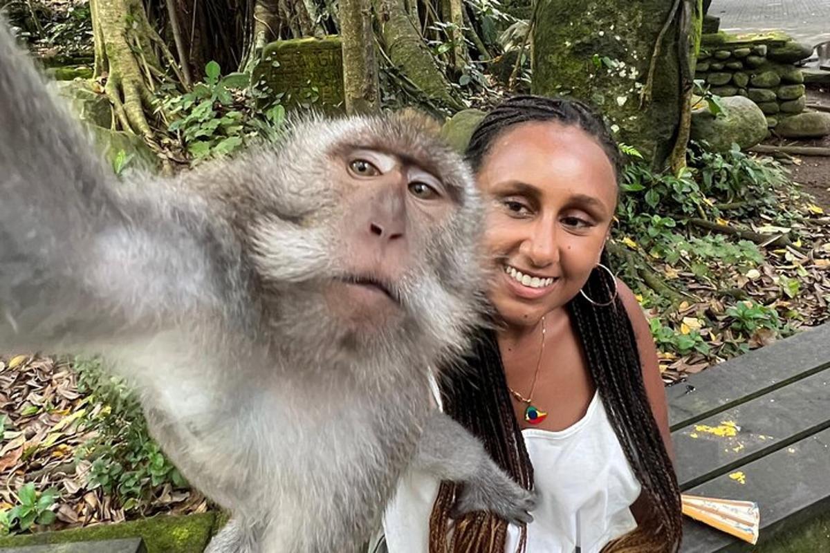 seorang wanita berdiri di sebelah monyet