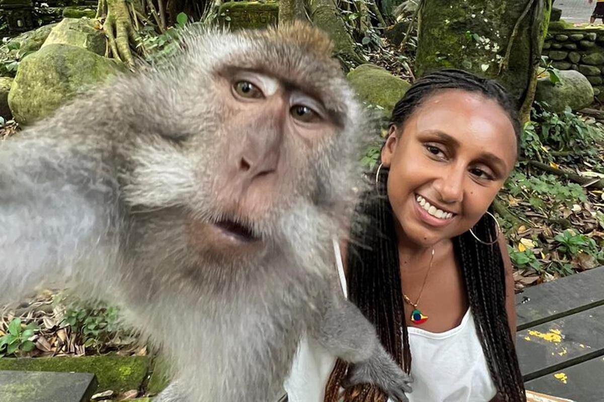 seorang wanita berdiri di sebelah monyet
