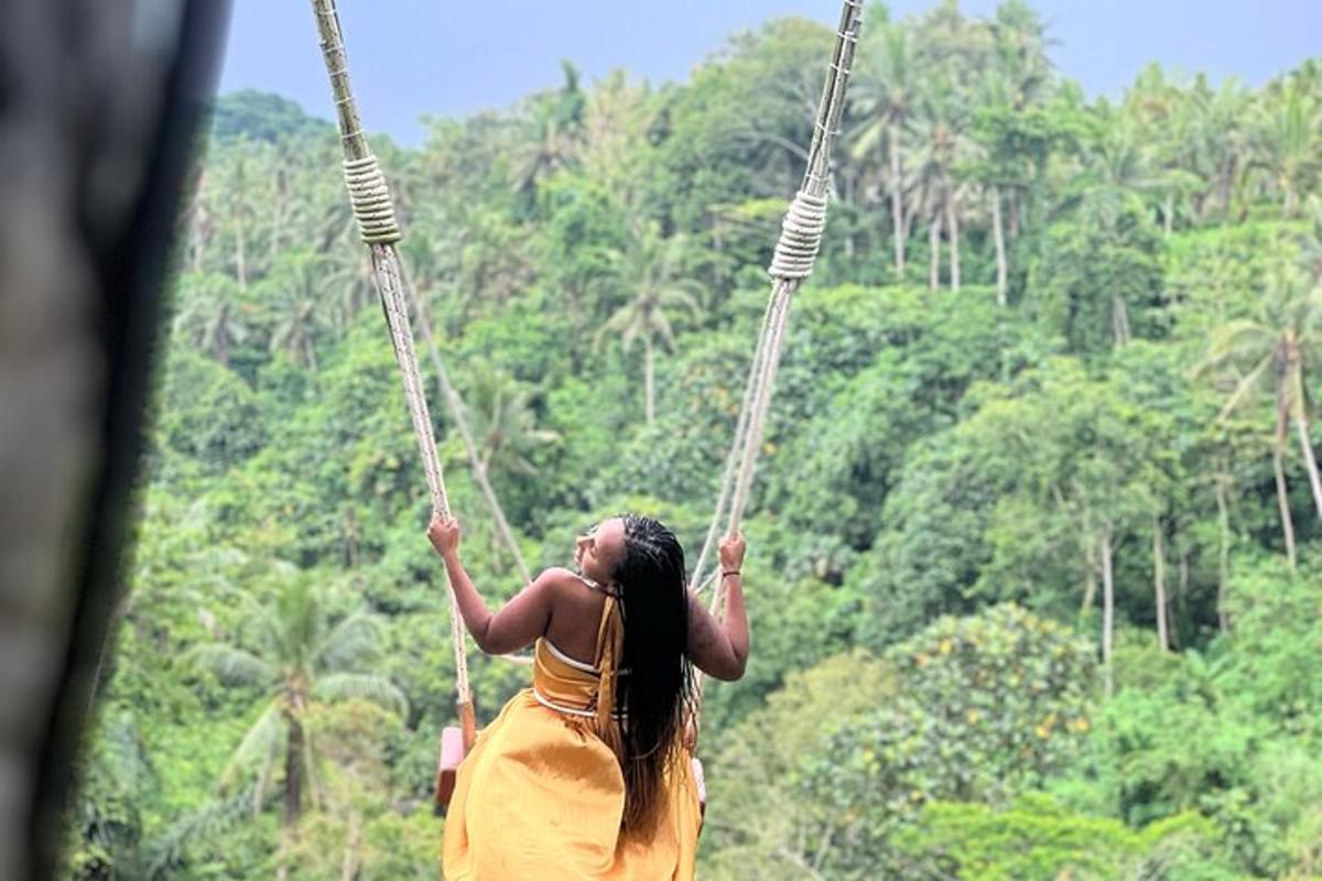 seorang wanita di atas buaian di hadapan hutan