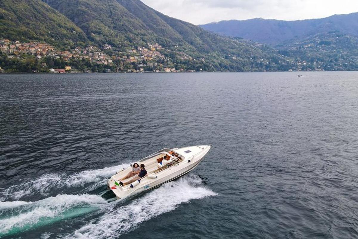 Un barco con gente en el agua