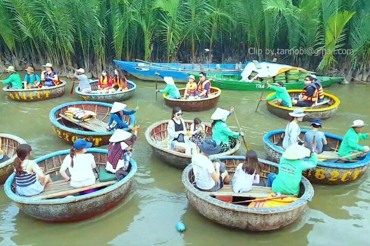 un gruppo di persone su piccole imbarcazioni in acqua