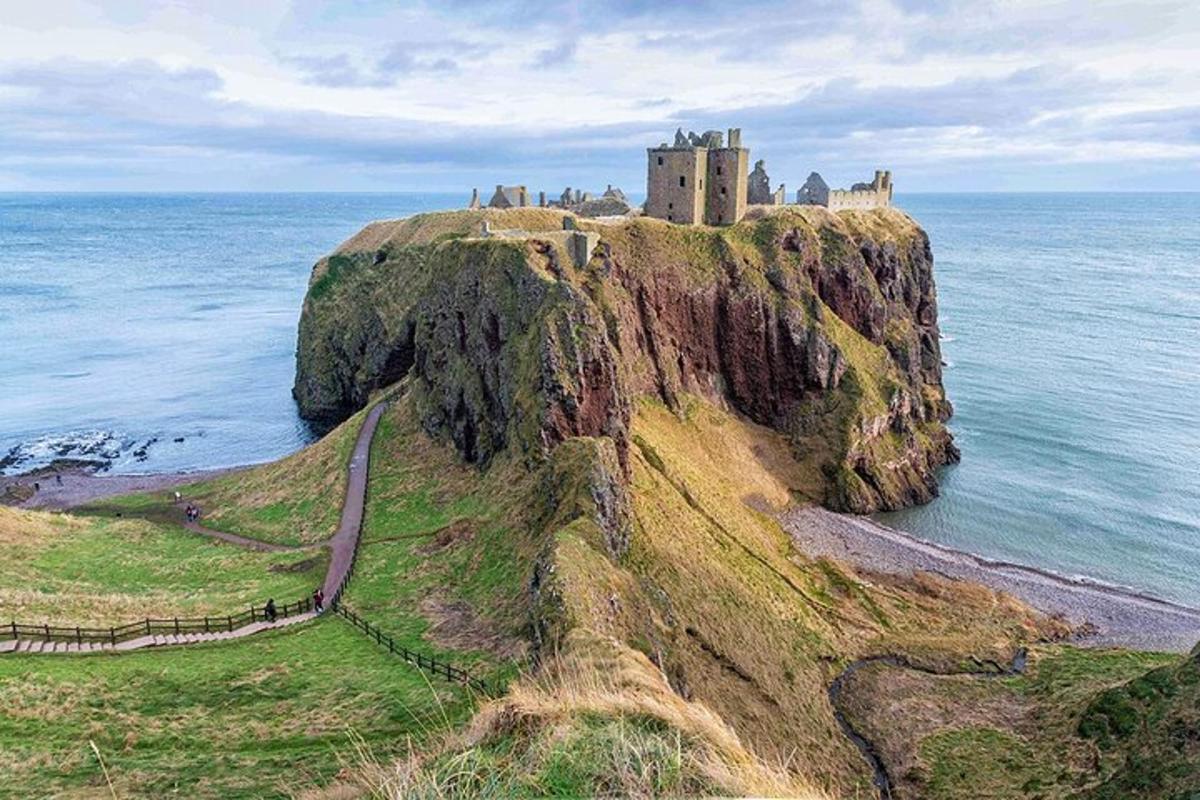 un castello in cima a una scogliera vicino all'oceano