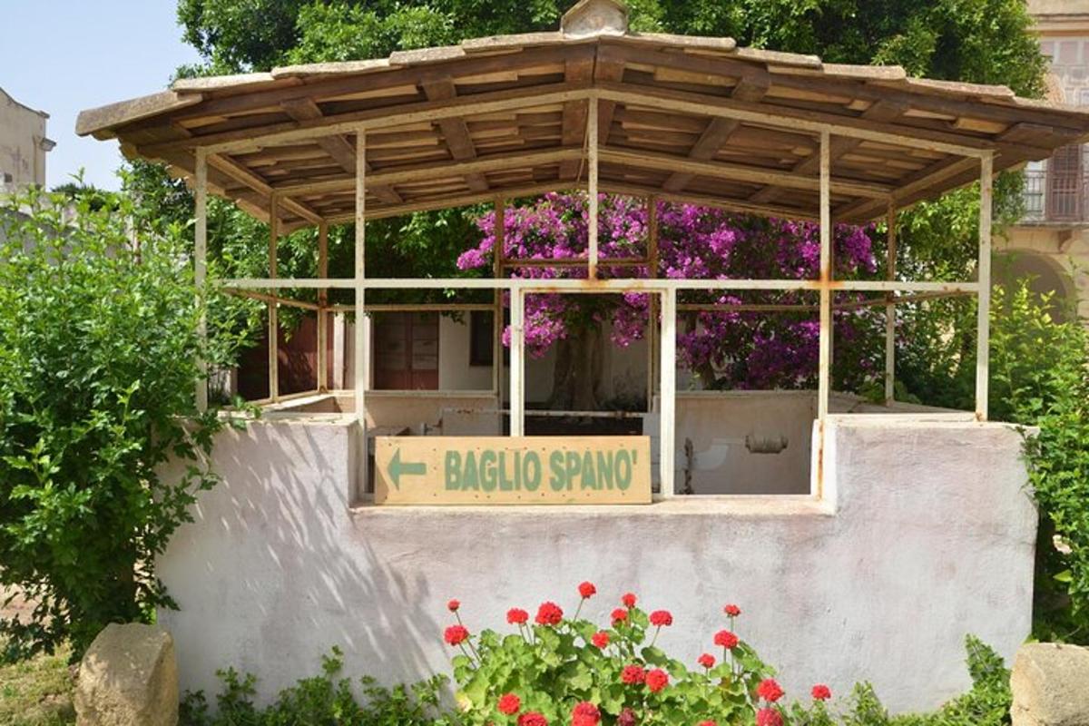 budova s nápisem „houpačka na zahradě“