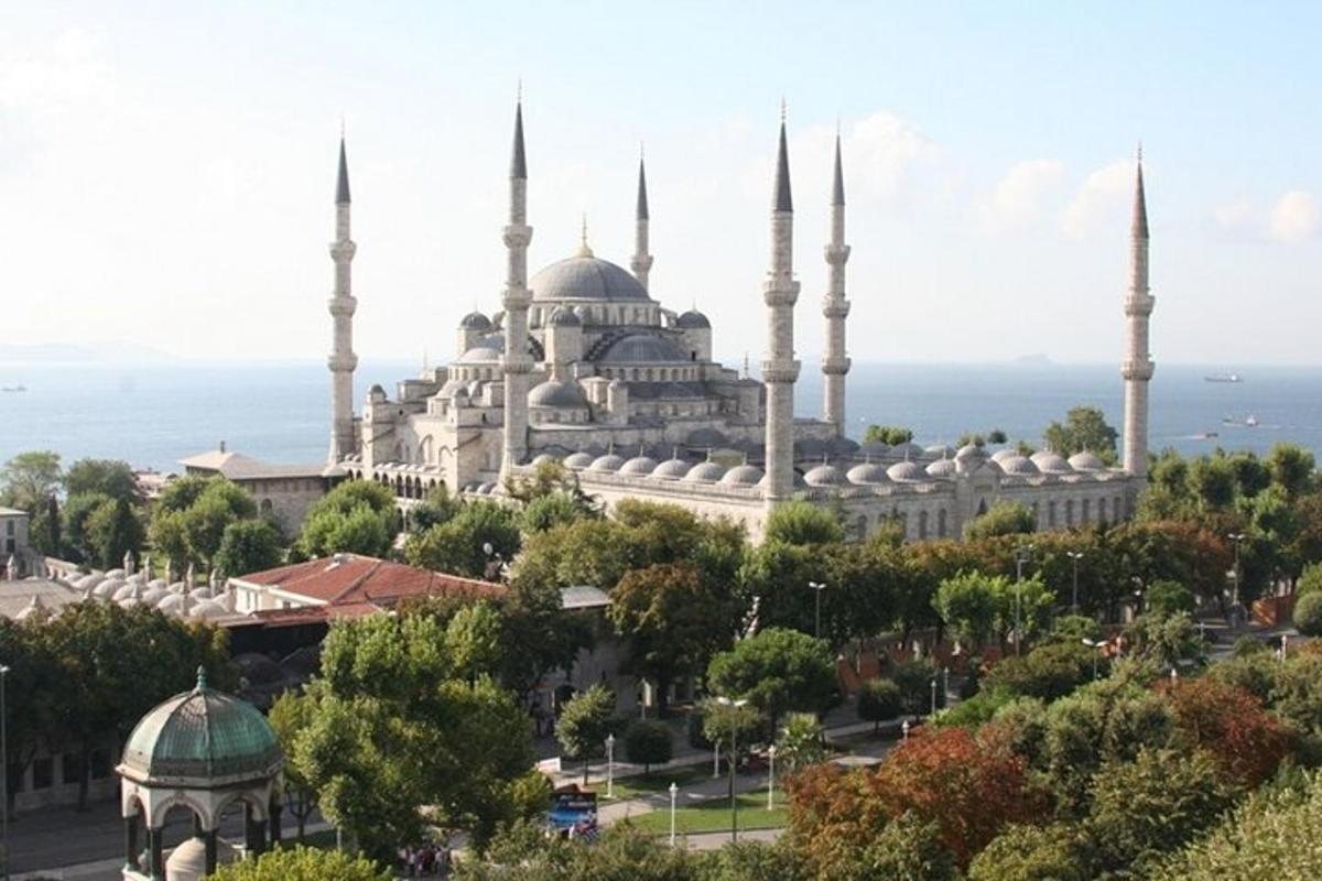 sebuah masjid dengan dua menara di hadapannya