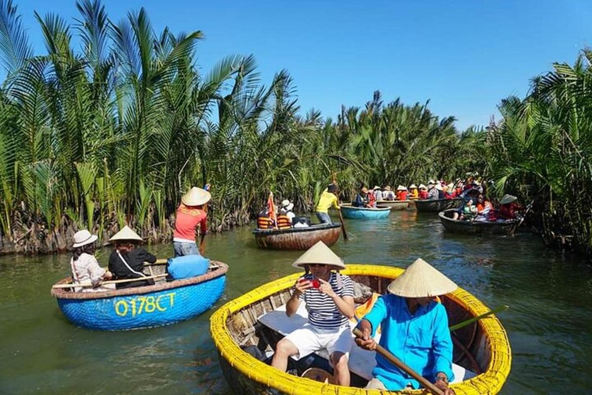 một nhóm người trên thuyền trên sông