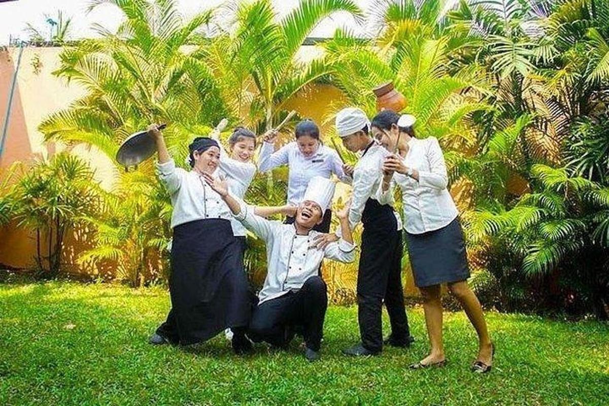 un gruppo di persone che posano per una foto