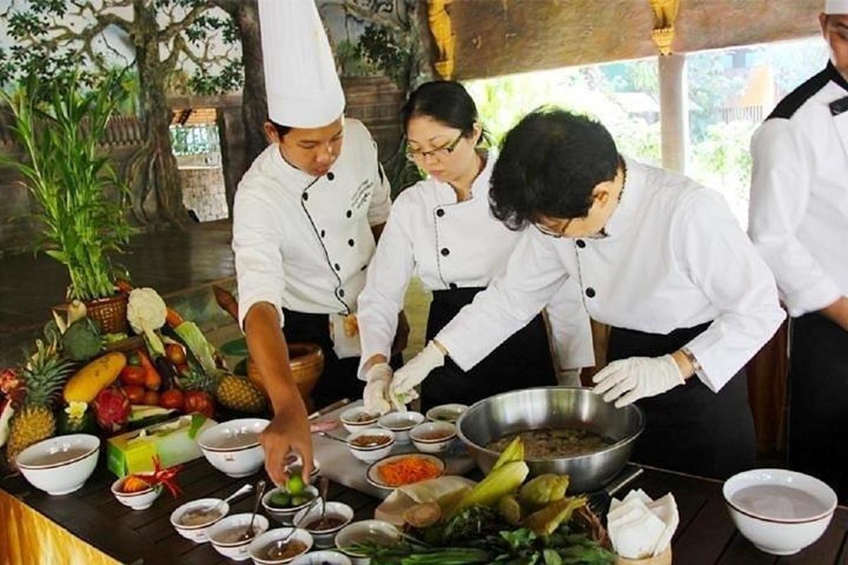 un gruppo di chef che preparano il cibo in una cucina