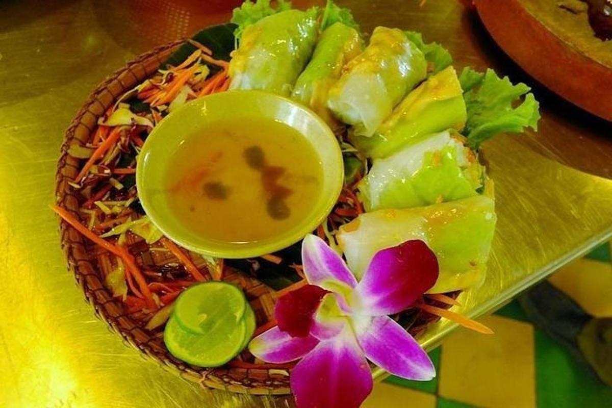 un piatto di cibo con una ciotola di zuppa e un fiore
