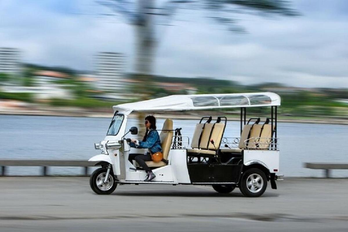 valge golfikäru sõidab mööda teed