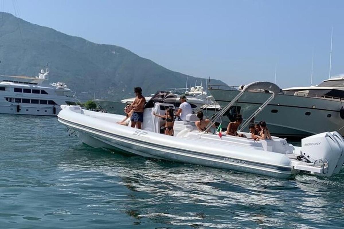 um grupo de pessoas em um barco na água