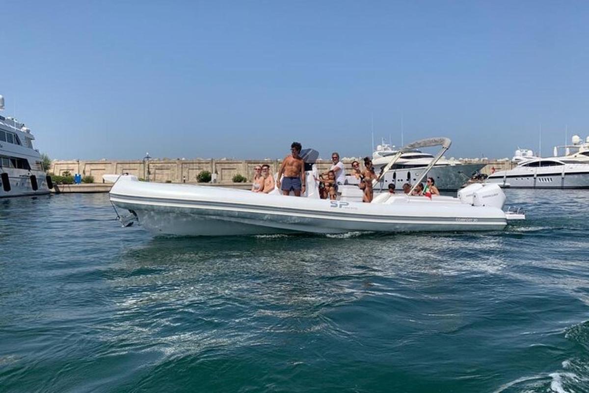 um grupo de pessoas em um barco na água