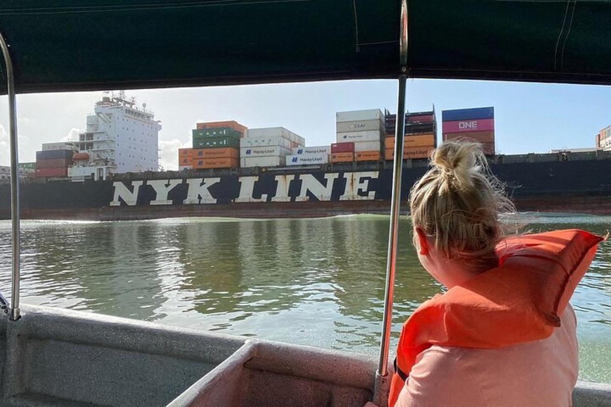 žena na lodi dívající se na loď ve vodě