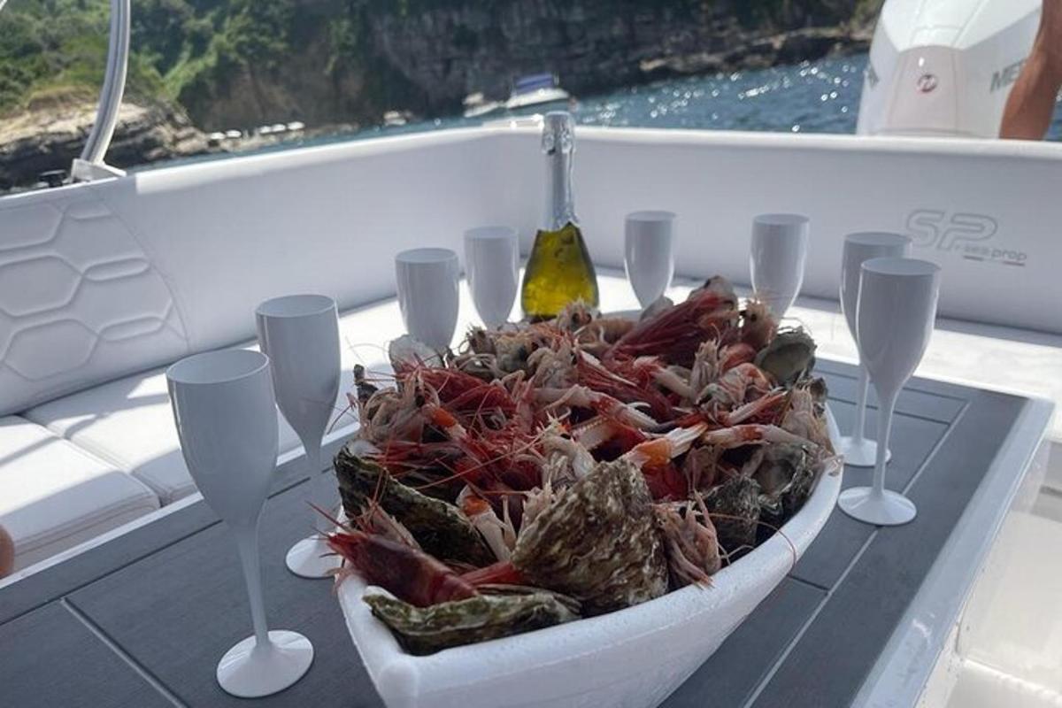 um prato de lagostas em um barco com taças de vinho