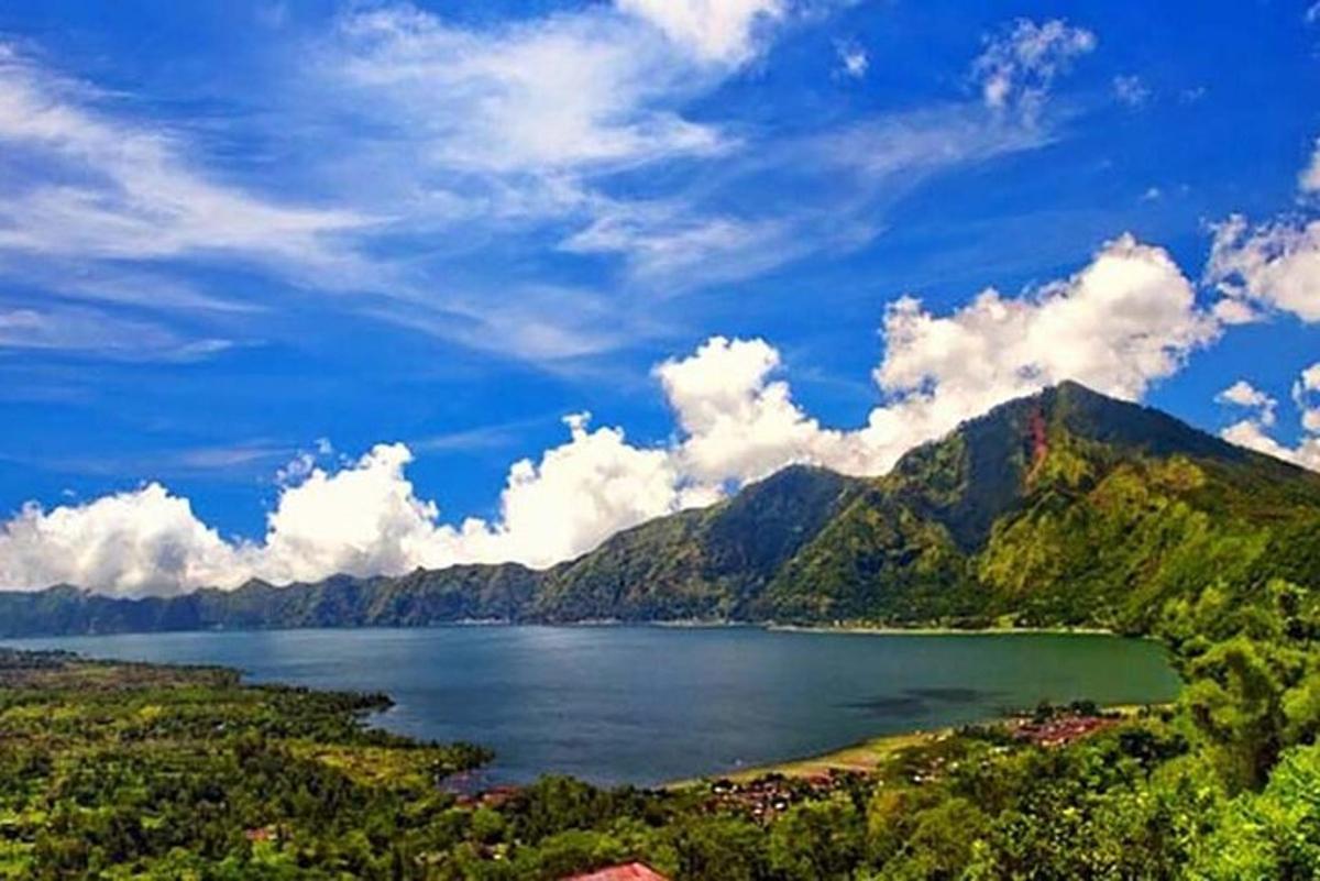 uma vista de um grande corpo de água com uma montanha