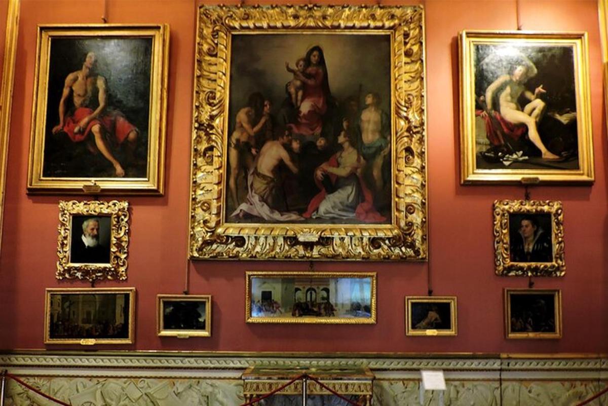 una stanza con dipinti sul muro