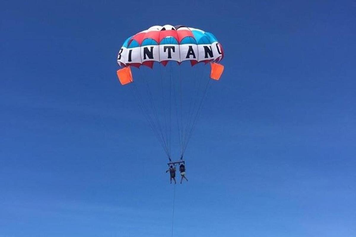 una persona che cavalca un paracadute nel cielo