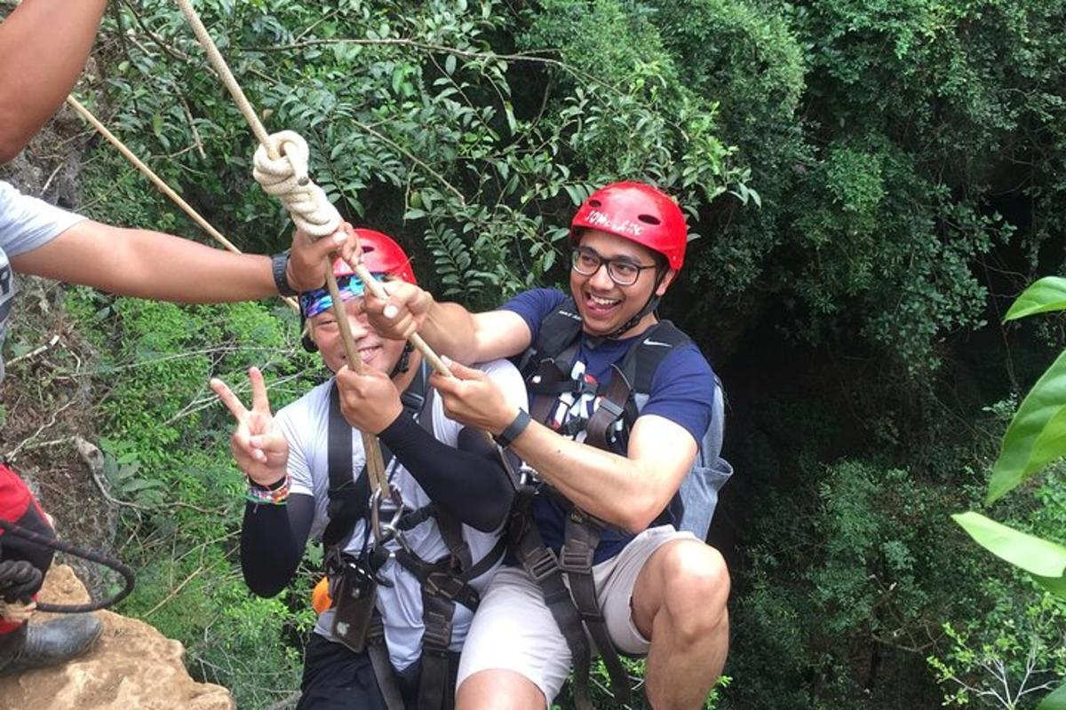 dva lidé na zip line v džungli