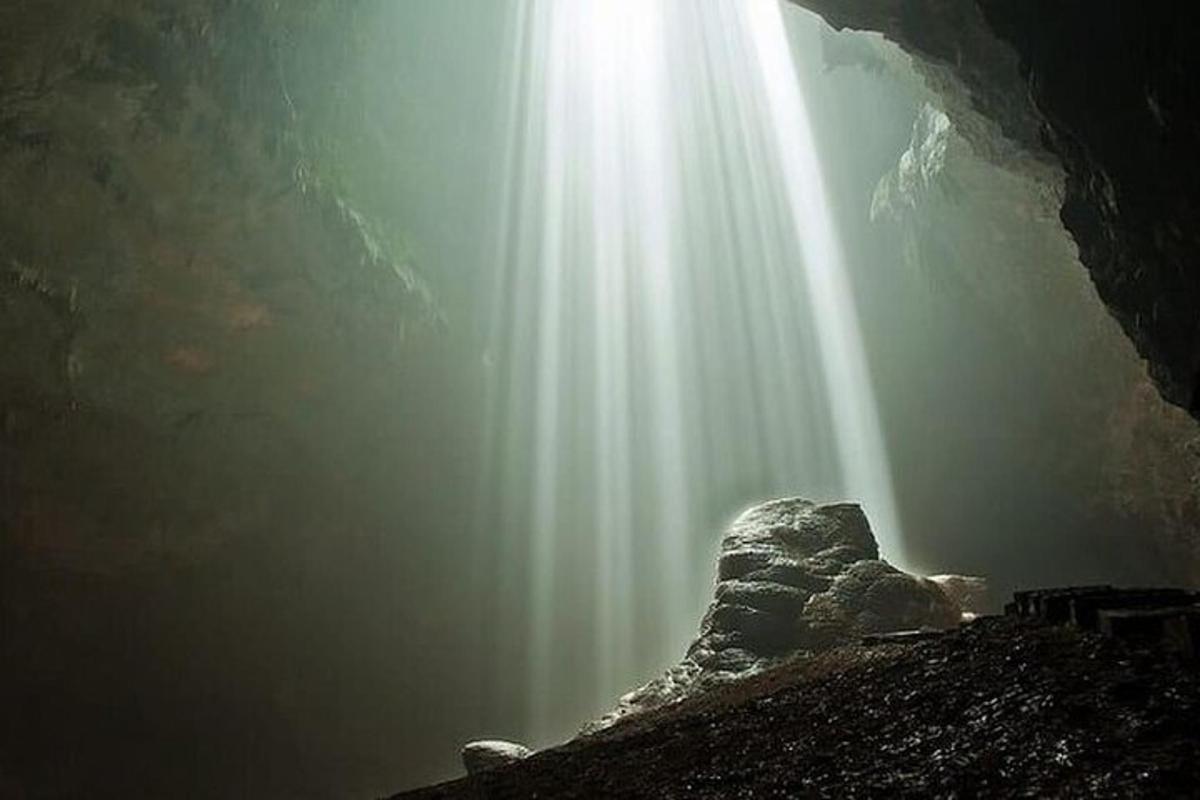 một tia sáng phát ra từ hang động