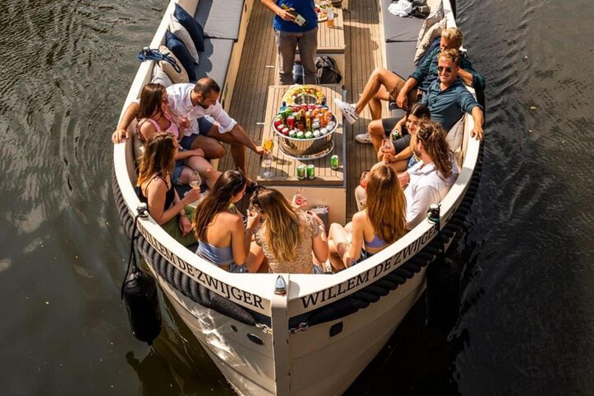 eine Gruppe von Menschen auf einem Boot im Wasser