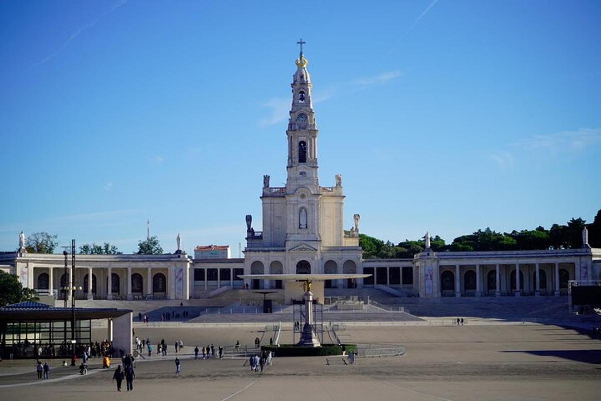 um grande edifício com uma torre do relógio na frente