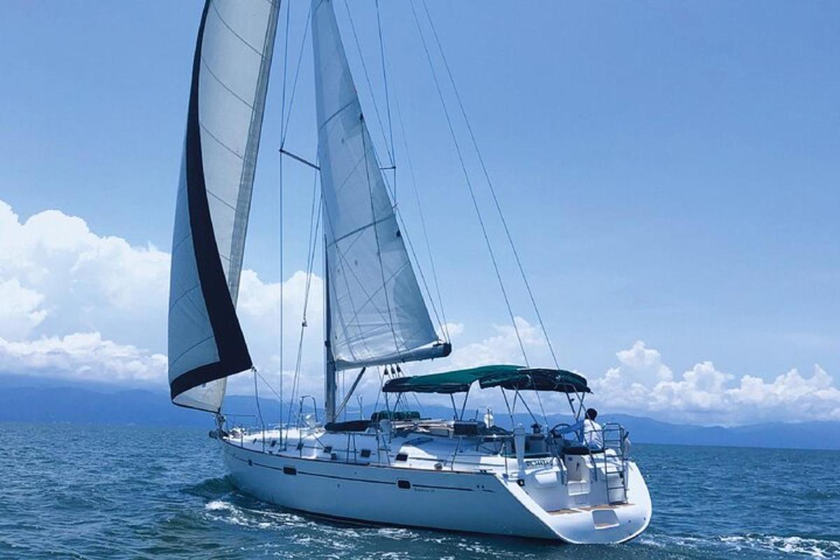una barca a vela bianca nell'oceano sull'acqua