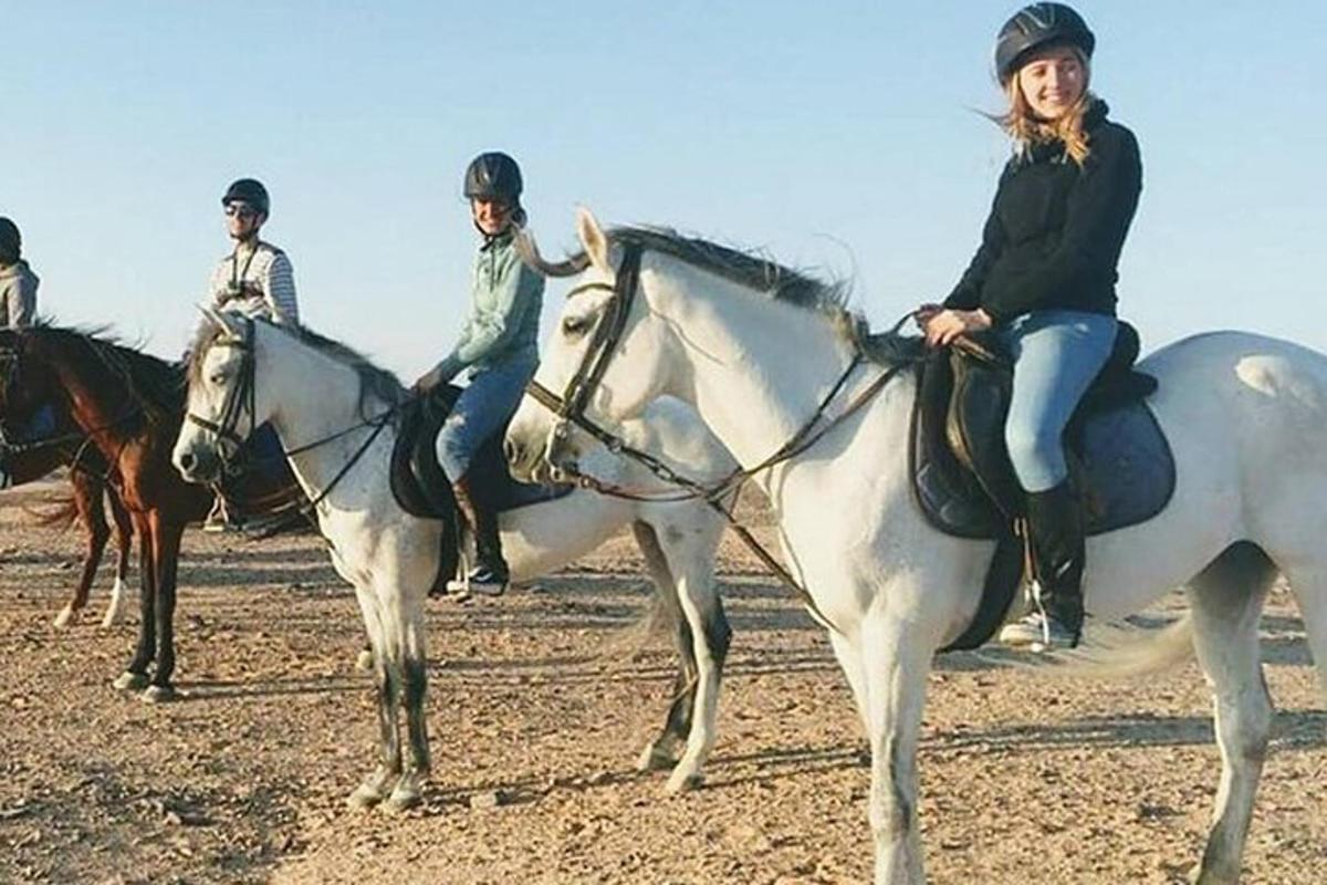 مجموعة من الأشخاص يركبون الخيول في الحقل