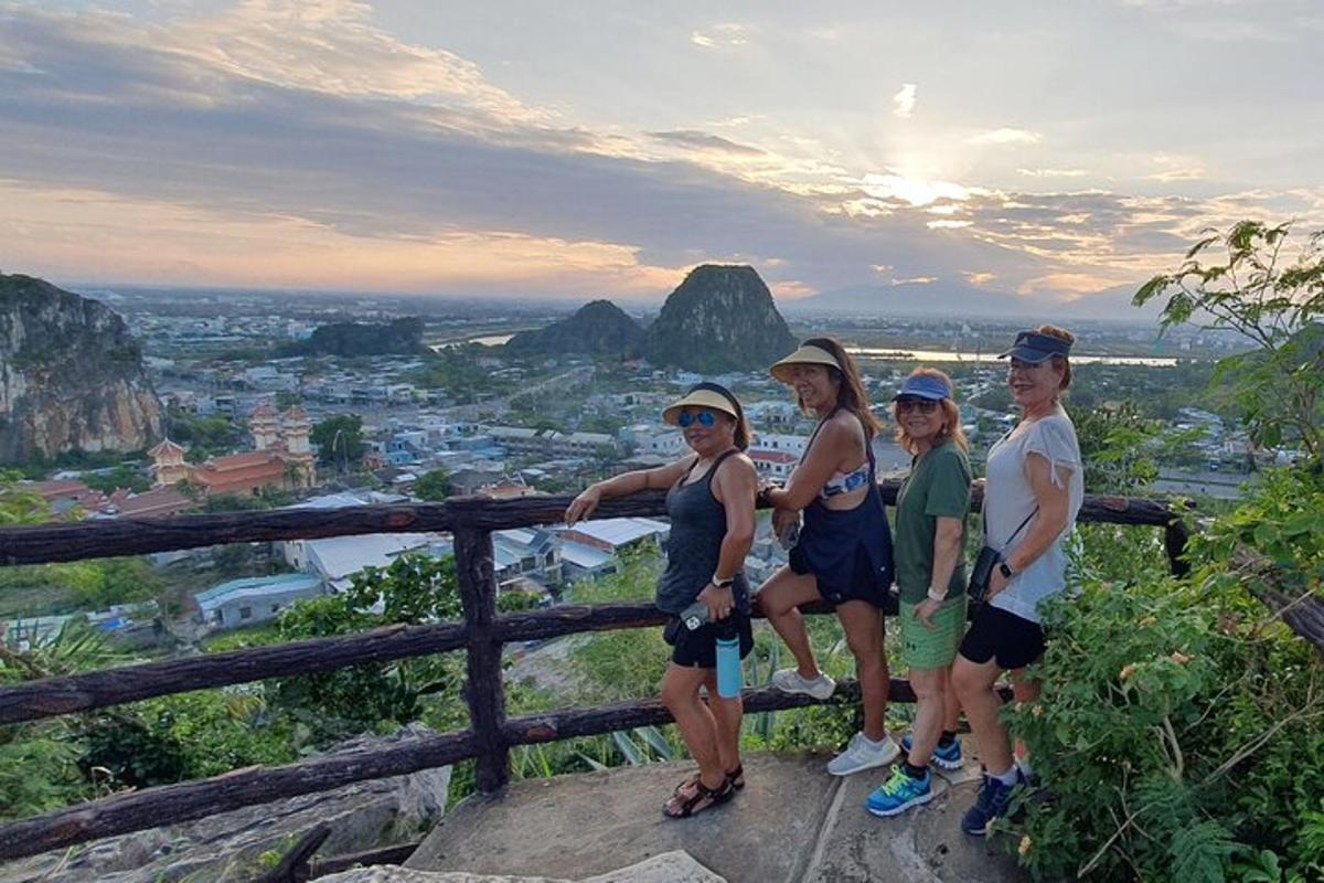 một nhóm người đang đứng trên đỉnh núi