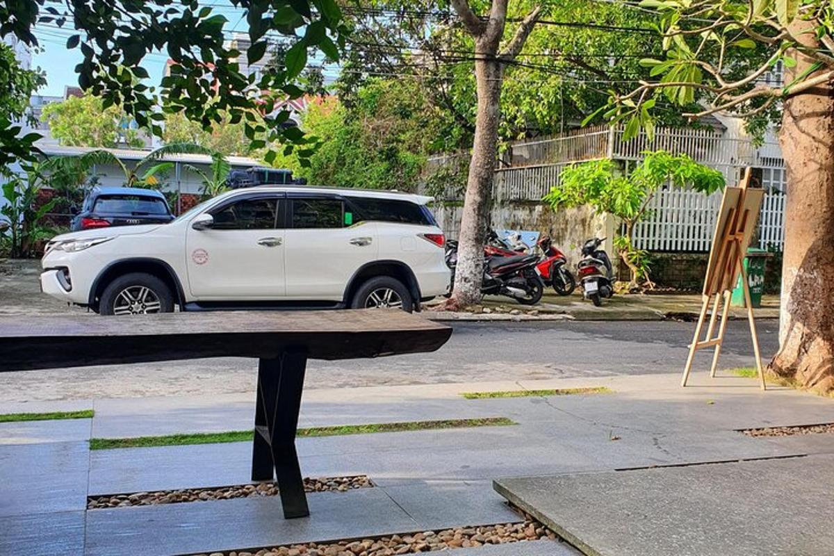 bílé auto zaparkované na parkovišti se stolem