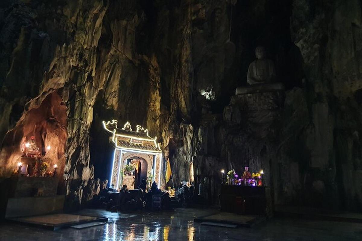 sebuah gua dengan patung dan kuil di dalamnya