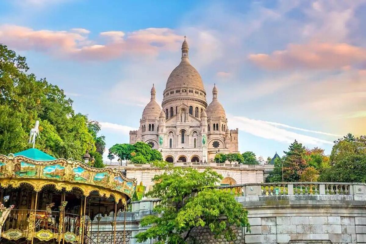 một tòa nhà có một vòng đu quay ở phía trước