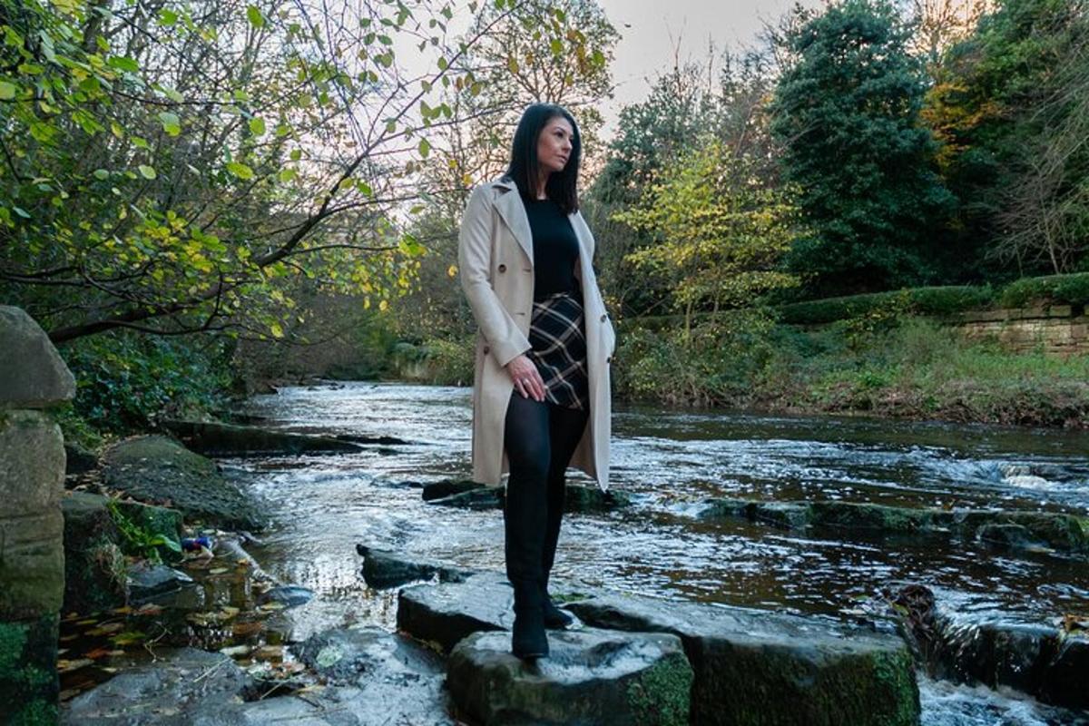 žena stojaca na skale v rieke