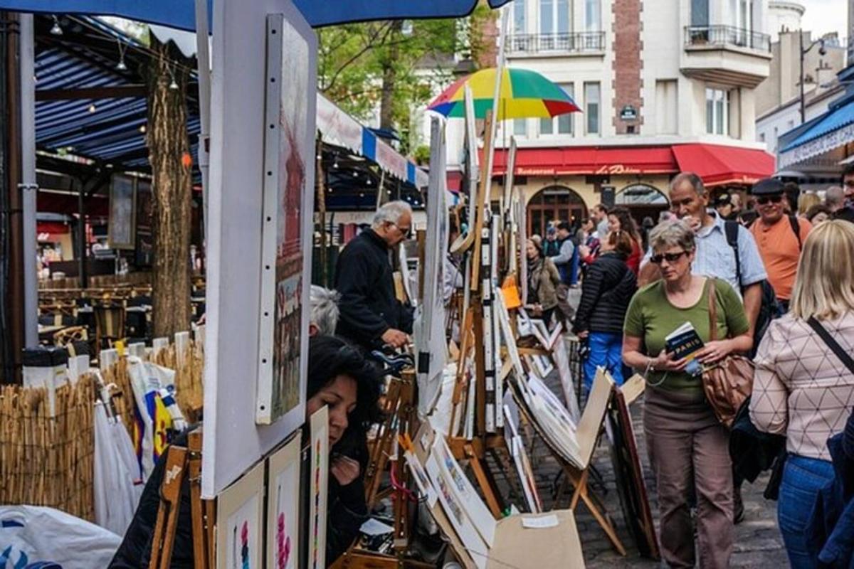 o mulțime de oameni care se plimbă în jurul unei piețe în aer liber