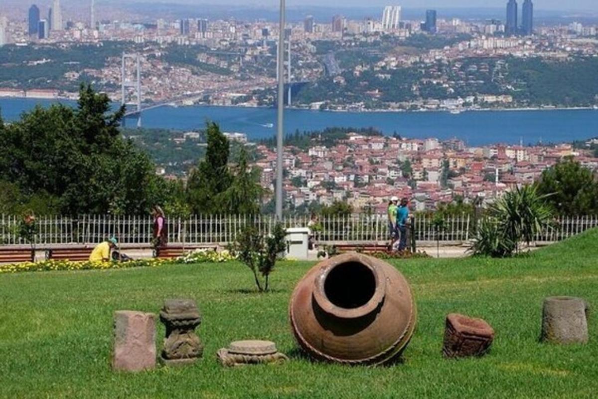Un gran sombrero sobre un campo de hierba.
