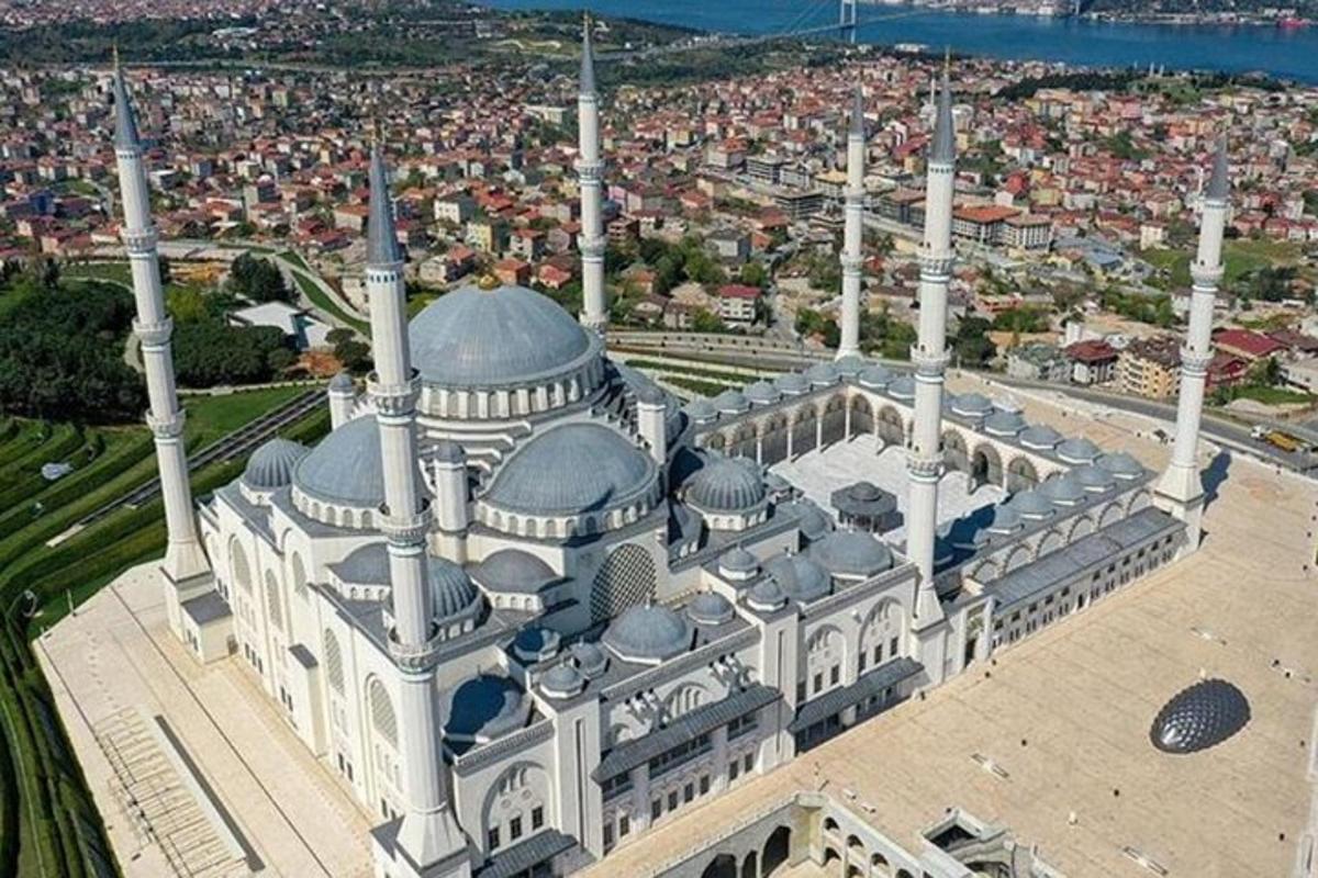 Una vista aérea de una mezquita con una ciudad al fondo.