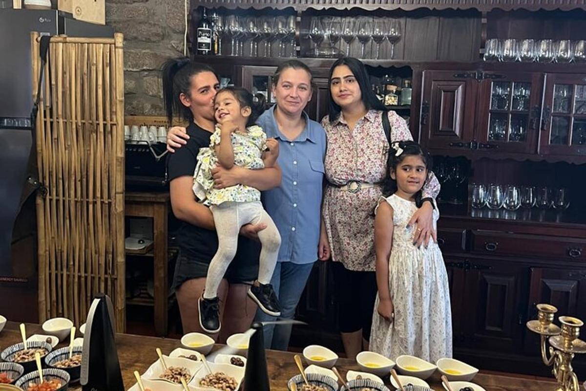 una famiglia che posa per una foto in un ristorante