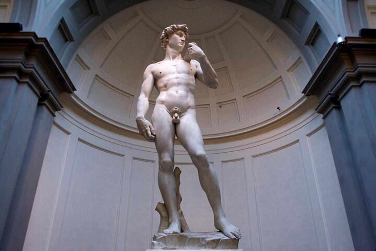 statua mężczyzny stojącego w budynku