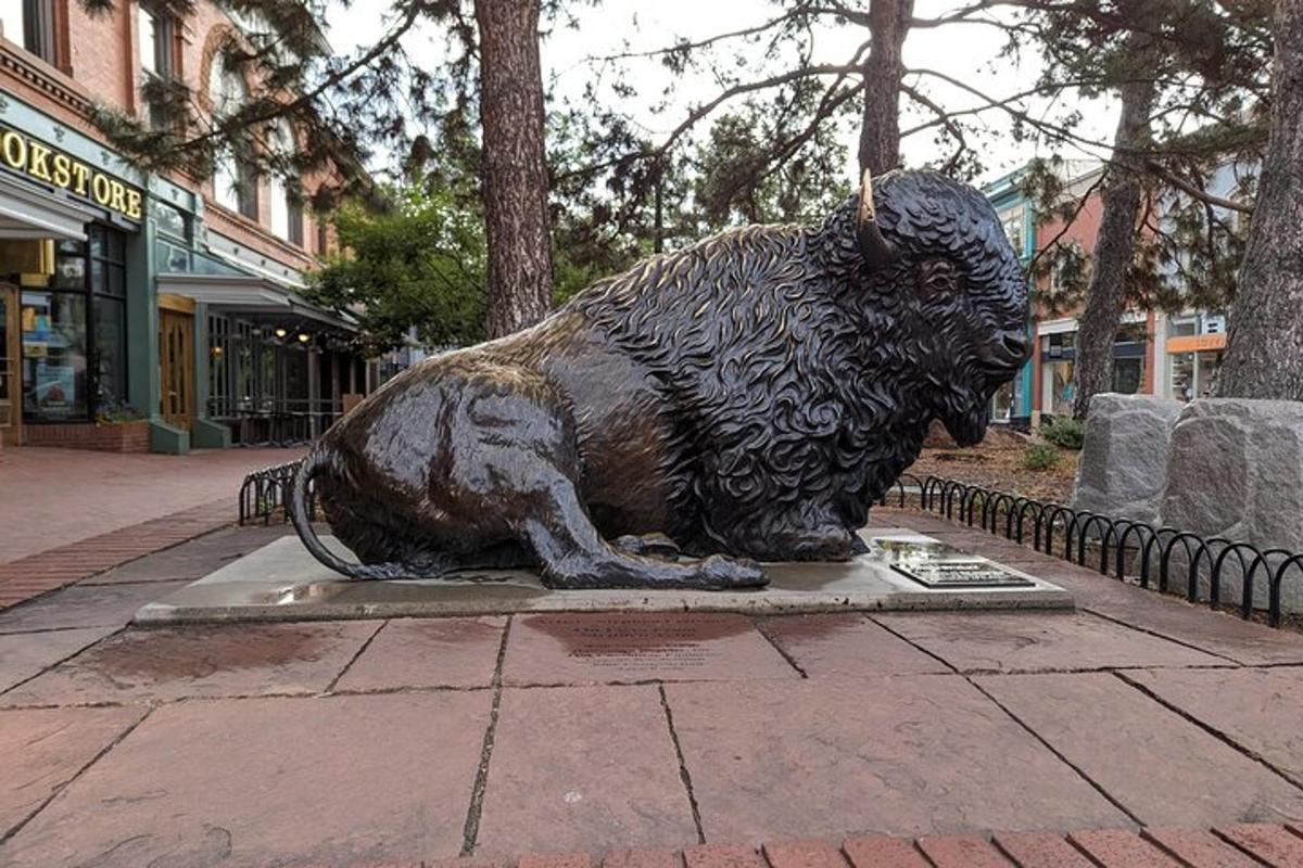 una estatua de un toro sentado en una acera