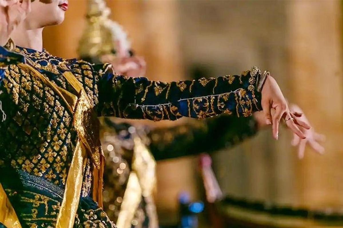 μια γυναίκα που χορεύει με το χέρι της απλωμένο