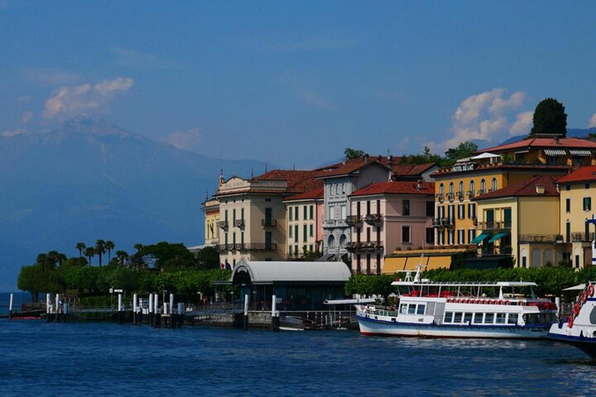 due barche sono attraccate in acqua accanto agli edifici