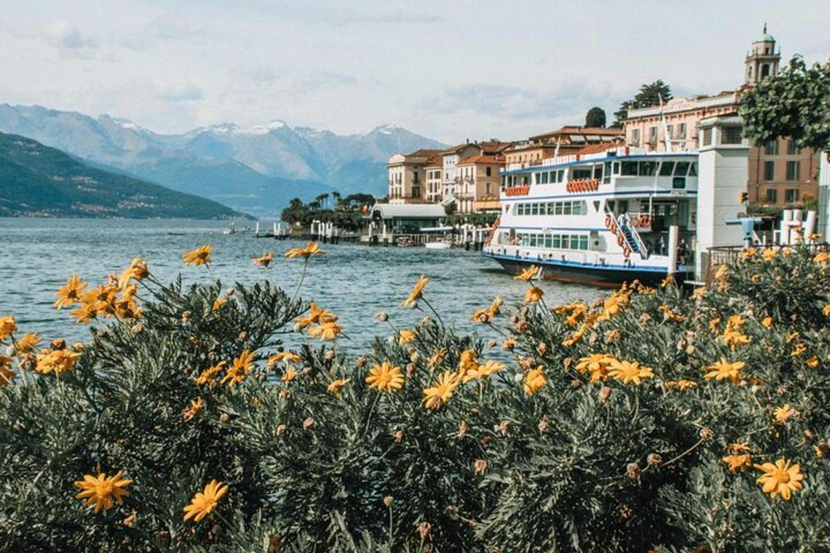 una barca in acqua accanto a edifici e fiori