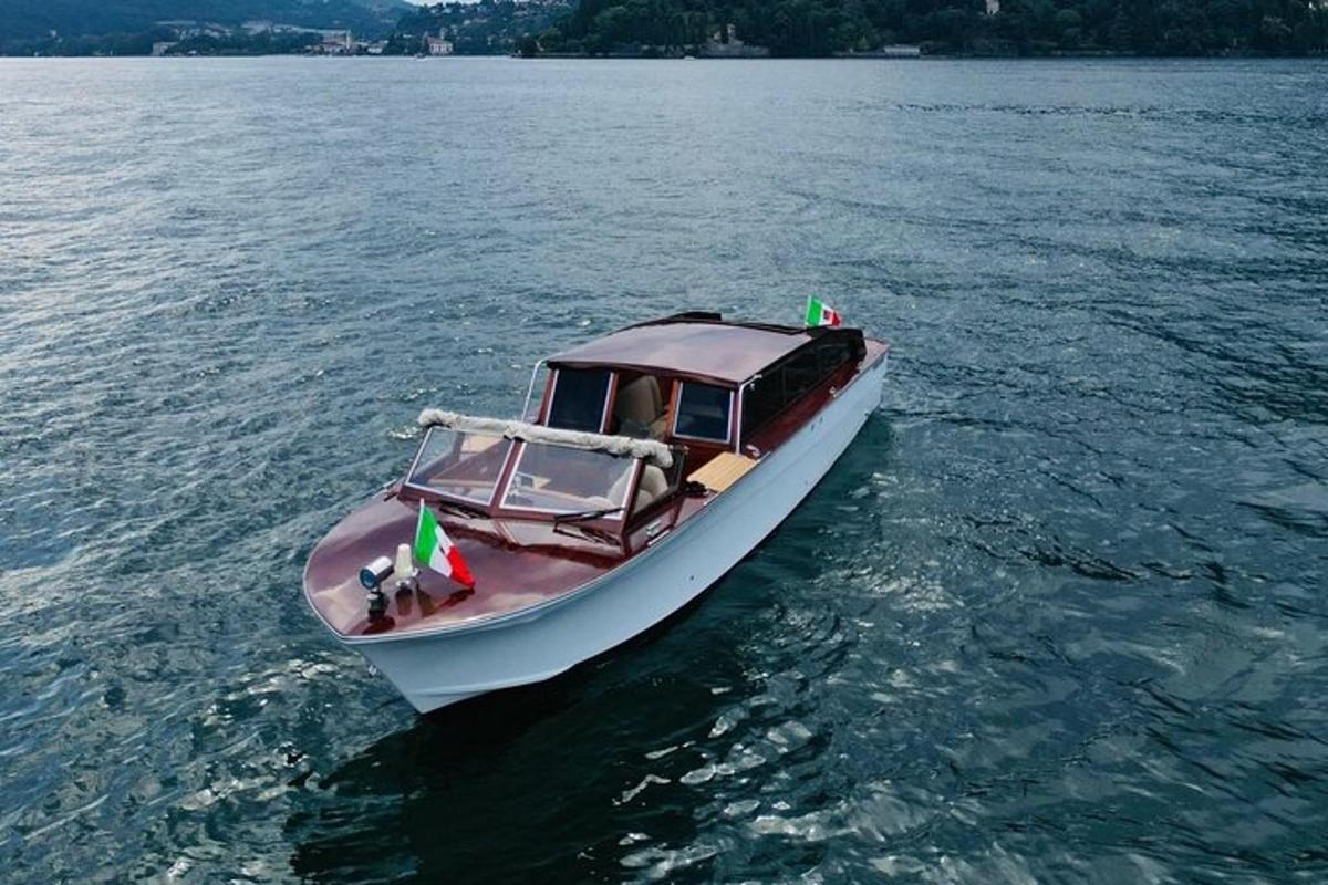 una piccola barca su un grande specchio d'acqua