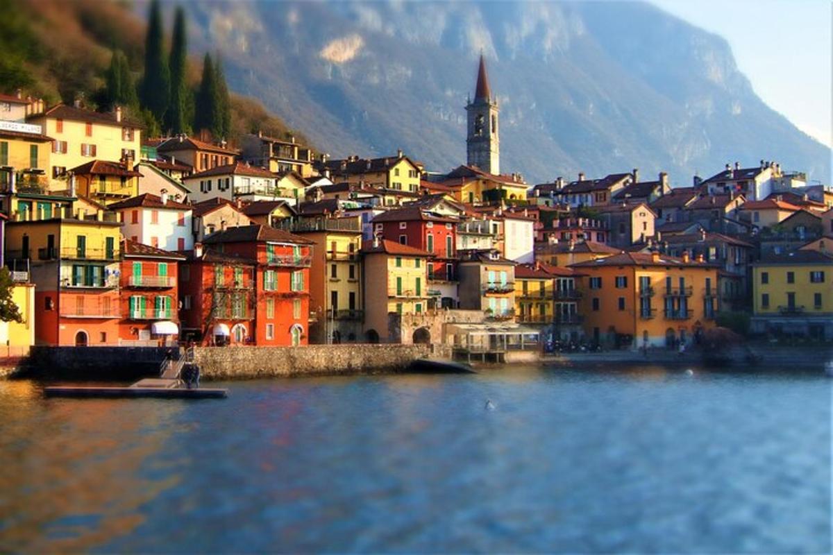 una vista di una città sull'acqua con edifici