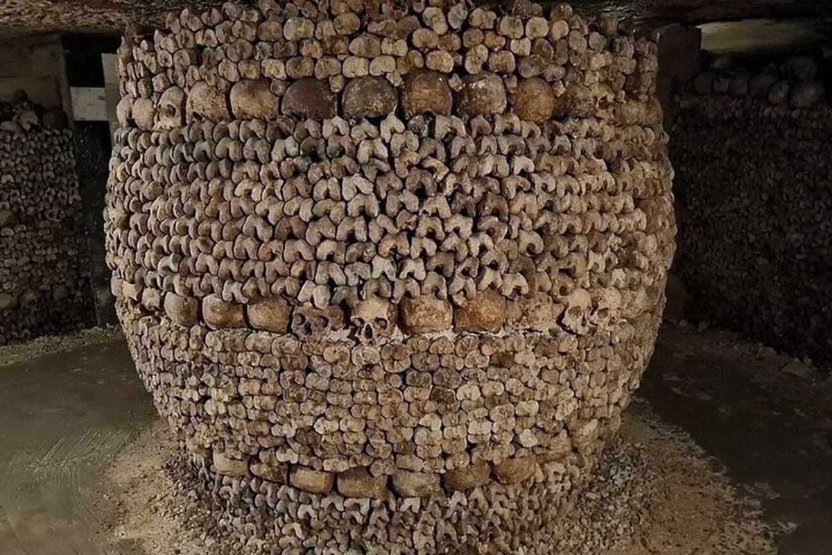 suur hunnik puid üksteise otsa kuhjatud