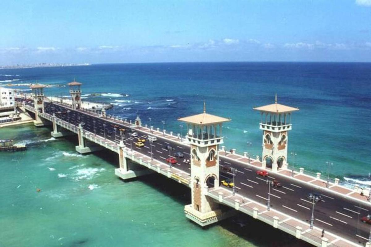 un pont sobre l'oceà amb cotxes