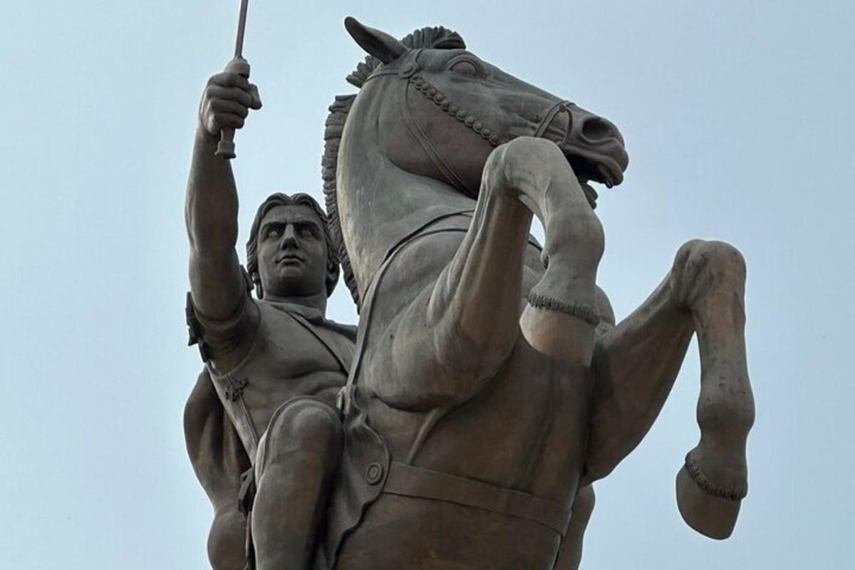 en statue af en mand, der rider på en hest