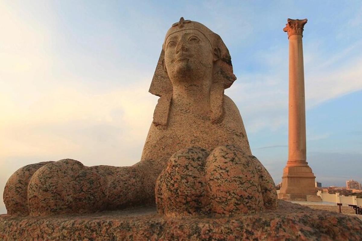 una gran estàtua davant d'un monument