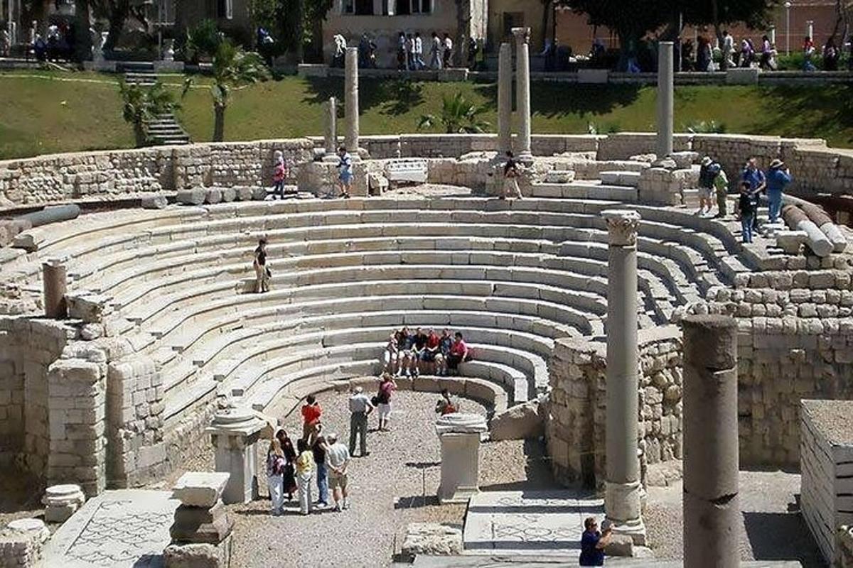grupp inimesi, kes jalutavad amfiteatris ringi