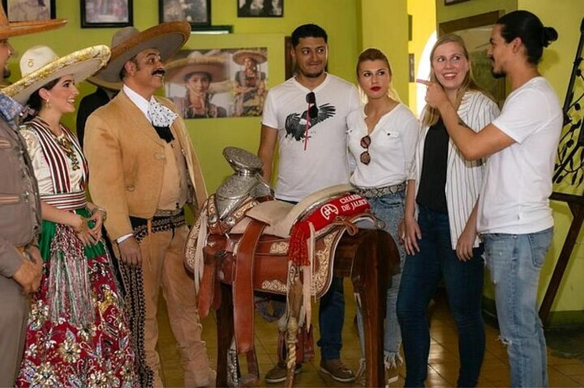 um grupo de pessoas em pé em uma sala com uma mesa