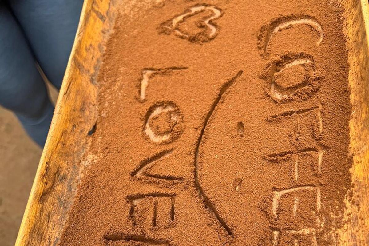 ένα ξύλινο τραπέζι με γραφή στην άμμο πάνω του