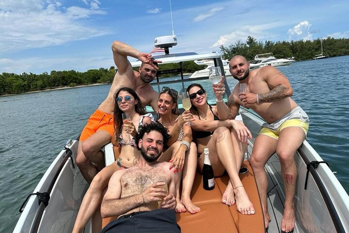 eine Gruppe von Menschen sitzt auf einem Boot